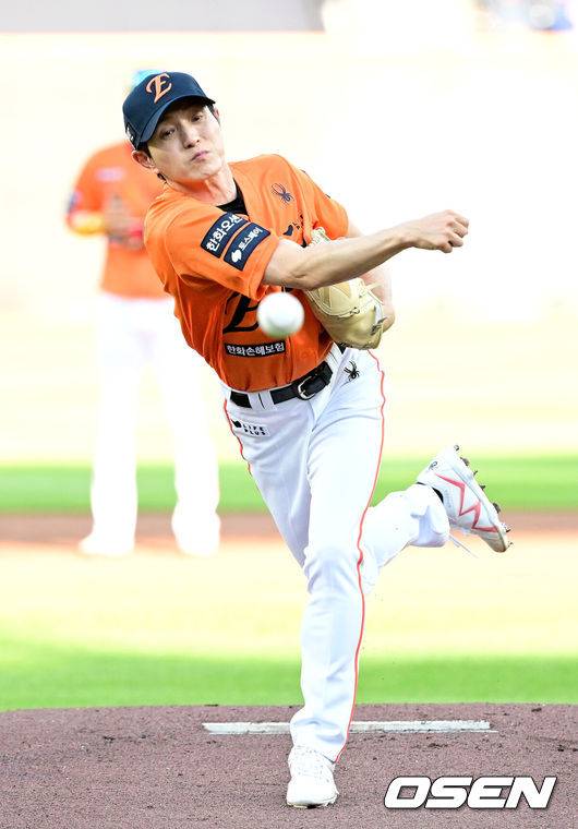 [OSEN=대전, 최규한 기자] 26일 대전 한화생명볼파크에서 ‘2025 신한 SOL Bank KBO리그’ 한화 이글스와 SSG 랜더스의 경기가 열렸다.홈팀 한화는 류현진, 방문팀 SSG는 김광현을 선발로 내세웠다.배우 정성일이 시구자로 나서 공을 던지고 있다. 2025.07.26 / dreamer@osen.co.kr