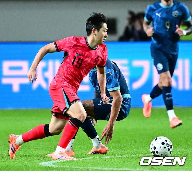 [OSEN=서울월드컵경기장, 지형준 기자]홍명보 감독이 이끄는 대한민국 대표팀과 파라과이의 A매치 평가전이 14일 오후 서울월드컵경기장에서 열렸다.'남미 강호' 파라과이는 지난 10일 일본 원정에서 2-2 무승부를 거두고 온 팀이다. 이번 경기는 홍명보호의 2026 북중미 월드컵 포트 배정을 두고도 중요한 일전이다. 현재 한국은 오스트리아, 호주, 에콰도르와 치열한 포트 2 막차 경쟁을 벌이고 있다.후반 한국 이강인이 드리블을 하고 있다. 2025.10.14. /jpnews@osen.co.kr