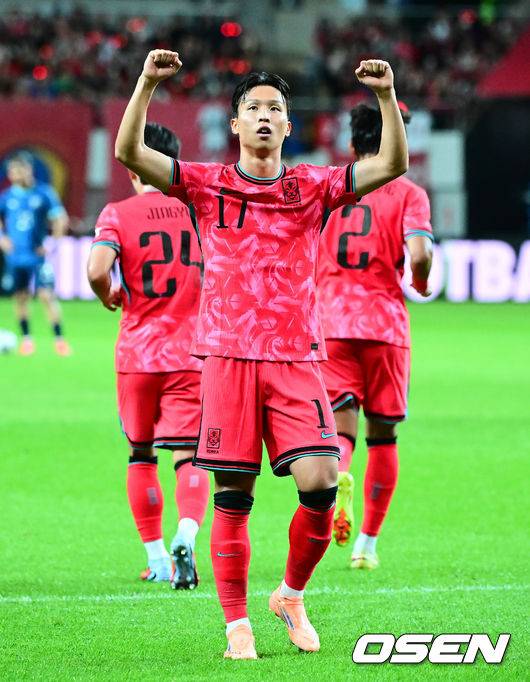 [OSEN=서울월드컵경기장, 지형준 기자]홍명보 감독이 이끄는 대한민국 대표팀과 파라과이의 A매치 평가전이 14일 오후 서울월드컵경기장에서 열렸다.'남미 강호' 파라과이는 지난 10일 일본 원정에서 2-2 무승부를 거두고 온 팀이다. 이번 경기는 홍명보호의 2026 북중미 월드컵 포트 배정을 두고도 중요한 일전이다.&nbsp;현재 한국은 오스트리아, 호주, 에콰도르와 치열한&nbsp;포트 2 막차 경쟁을 벌이고 있다.전반 한국 엄지성이 선제골을 넣고 기뻐하고 있다. 2025.10.14. /jpnews@osen.co.kr