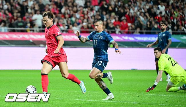 [OSEN=서울월드컵경기장, 조은정 기자]홍명보 감독이 이끄는 대한민국 대표팀과 파라과이의 A매치 평가전이 14일 오후 서울월드컵경기장에서 열렸다.'남미 강호' 파라과이는 지난 10일 일본 원정에서 2-2 무승부를 거두고 온 팀이다. 이번 경기는 홍명보호의 2026 북중미 월드컵 포트 배정을 두고도 중요한 일전이다.&nbsp;현재 한국은 오스트리아, 호주, 에콰도르와 치열한&nbsp;포트 2 막차 경쟁을 벌이고 있다.후반 대한민국 오현규가 팀의 두 번째 골을 넣고 있다. 2025.10.14 /cej@osen.co.kr