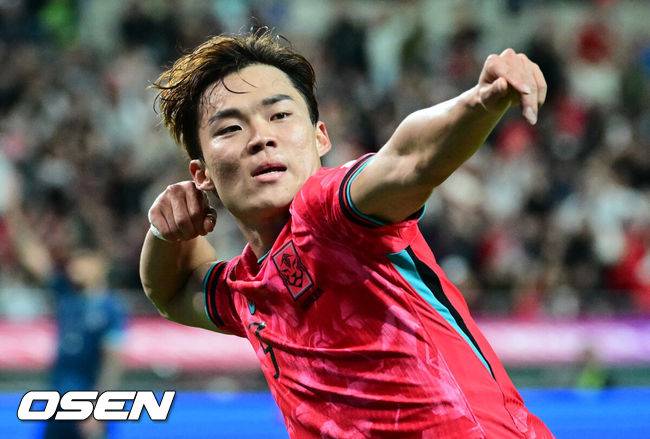 [OSEN=서울월드컵경기장, 조은정 기자]홍명보 감독이 이끄는 대한민국 대표팀과 파라과이의 A매치 평가전이 14일 오후 서울월드컵경기장에서 열렸다.'남미 강호' 파라과이는 지난 10일 일본 원정에서 2-2 무승부를 거두고 온 팀이다. 이번 경기는 홍명보호의 2026 북중미 월드컵 포트 배정을 두고도 중요한 일전이다.&nbsp;현재 한국은 오스트리아, 호주, 에콰도르와 치열한&nbsp;포트 2 막차 경쟁을 벌이고 있다.대한민국의 두 번째 골을 넣은 오현규가 세리머니를 하고 있다. 2025.10.14 /cej@osen.co.kr