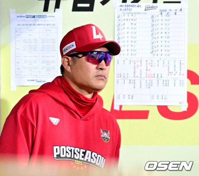[OSEN=대구, 최규한 기자] 14일 대구 삼성라이온즈파크에서 ‘2025 신한 SOL뱅크 KBO리그’ 준플레이오프(5전 3선승제) 4차전 삼성 라이온즈와 SSG 랜더스의 경기가 열렸다.삼성은 아리엘 후라도, SSG는 김광현을 선발로 내세웠다.경기를 앞두고 SSG 이숭용 감독이 그라운드를 주시하고 있다. 2025.10.14 / dreamer@osen.co.kr