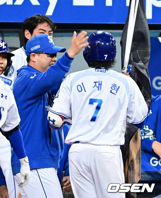 [OSEN=대구, 최규한 기자] 14일 대구 삼성라이온즈파크에서 ‘2025 신한 SOL뱅크 KBO리그’ 준플레이오프(5전 3선승제) 4차전 삼성 라이온즈와 SSG 랜더스의 경기가 열렸다.삼성은 아리엘 후라도, SSG는 김광현을 선발로 내세웠다.8회말 2사 주자없는 상황 삼성 이재현이 달아나는 좌월 솔로포를 날리고 홈을 밟은 뒤 박진만 감독과 인사를 나누고 있다. 2025.10.14 / dreamer@osen.co.kr