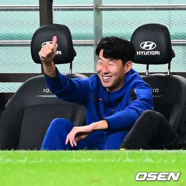[OSEN=서울월드컵경기장, 지형준 기자]홍명보 감독이 이끄는 대한민국 대표팀과 파라과이의 A매치 평가전이 14일 오후 서울월드컵경기장에서 열렸다.'남미 강호' 파라과이는 지난 10일 일본 원정에서 2-2 무승부를 거두고 온 팀이다. 이번 경기는 홍명보호의 2026 북중미 월드컵 포트 배정을 두고도 중요한 일전이다.&nbsp;현재 한국은 오스트리아, 호주, 에콰도르와 치열한&nbsp;포트 2 막차 경쟁을 벌이고 있다.후반 한국 손흥민이 황인범의 중거리슛에 엄지를 치켜들고 있다. 2025.10.14. /jpnews@osen.co.kr