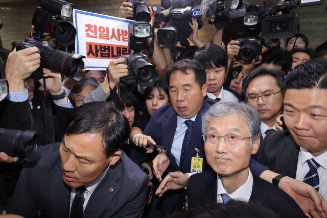 ▲조희대 대법원장이 13일 서울 여의도 국회에서 열린 대법원 등에 대한 법제사법위원회 국정감사에서 정회가 선언되자 법사위 회의실을 나서고 있다. ⓒ연합뉴스