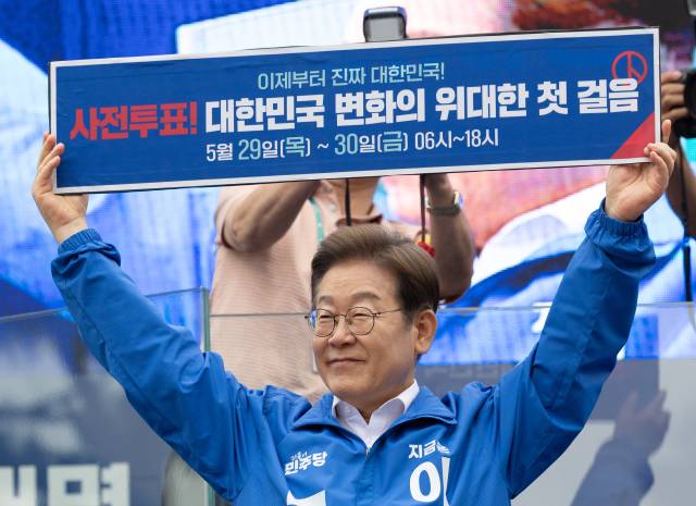 ▲더불어민주당 이재명 대선 후보가 22일 경남 양산워터파크공원에서 열린 집중유세에서 '사전투표! 대한민국 변화의 위대한 첫 걸음'이라고 적힌 현수막을 들어 보이고 있다. ⓒ연합뉴스