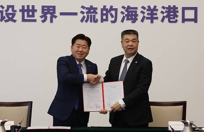 오영훈 제주지사(왼쪽)가 2023년 3월&nbsp;26일 중국&nbsp;산둥성항구그룹유한공사에서&nbsp;훠고우웬 회장과&nbsp;항로수송 협력을 위한 교류 의향서를 체결하고 있다. 제주도 제공