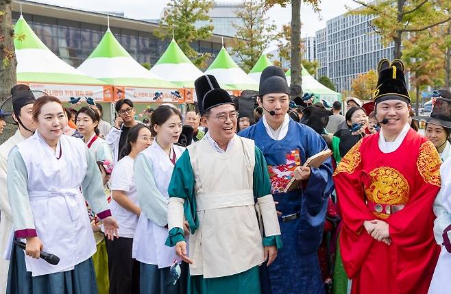 강서구 ‘허준축제’ - 진교훈(맨 앞 가운데) 서울 강서구청장이 ‘제22회 허준축제’에서 의관 복장을 하고 현장을 둘러보고 있다.  강서구 제공