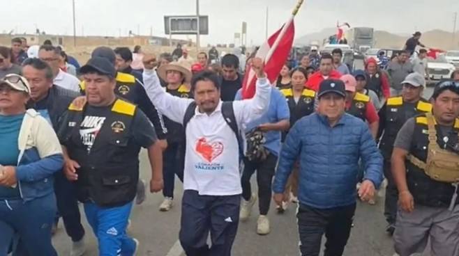 마리뇨스 시장이 두 팔을 번쩍 든 채 수도 리마에 들어서고 있다. 출처=부호