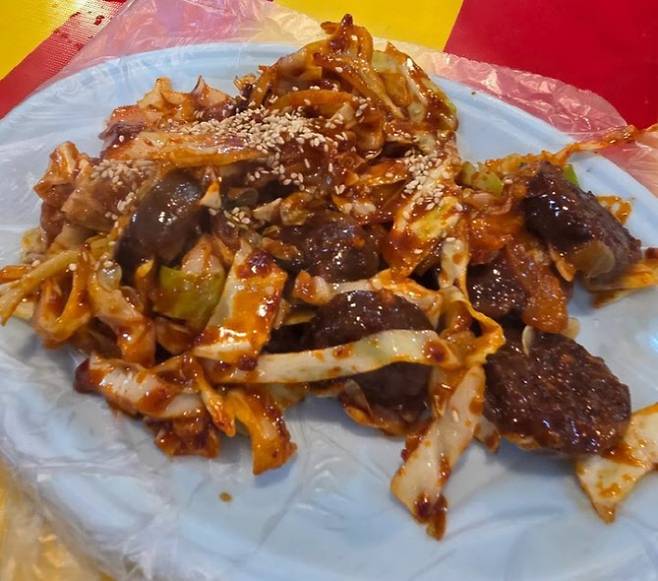 제주 한 벚꽃축제 노점에서 판매된 2만 5000원짜리 순대볶음. 스레드 캡처