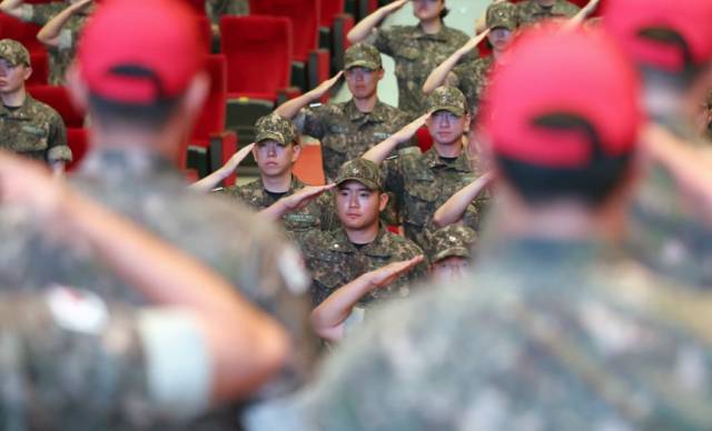 지난 9월 23일 이재용 삼성전자 회장의 장남 이지호씨 등 사관후보생 83명이 경남 창원시 진해구 해군사관학교 웅포강당에서 열린 '제139기 해군 사관후보생 입교식'에서 경례하고 있다. 연합뉴스