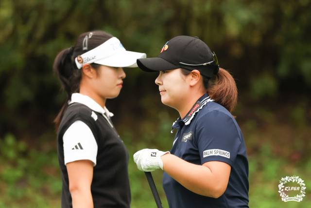동반 라운드를 펼치고 있는 서교림(왼쪽)과 홍정민. 사진 제공=KLPGA