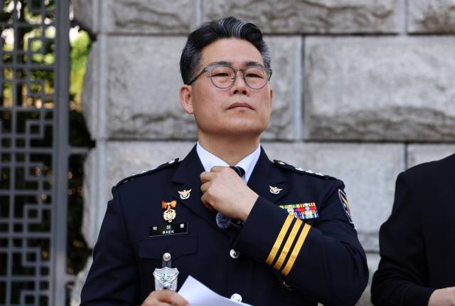 백해룡 전 영등포경찰서 형사과장이 서울 서초구 대검찰청 앞에서 인천세관 마약 밀수 연루 의혹 관련 합동수사팀 출범에 대한 입장을 밝히고 있다. 연합뉴스