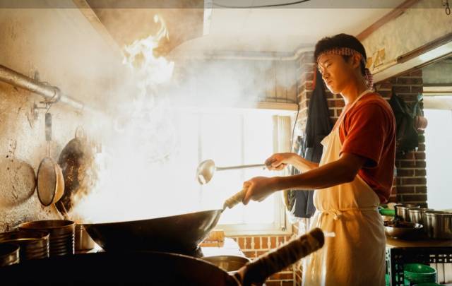 중식 요리사로 전국 프랜차이즈 중식당 운영을 꿈꾸는 전직 조폭 이야기를 코믹하게 그려 추석 연휴 최다 관객을 동원한 영화 '보스'의 스틸컷. 사진 제공=하이브미디어코프