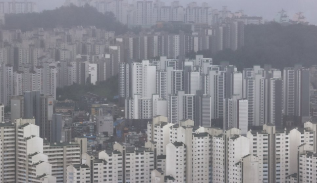 정부가 조만간 발표할 부동산 대책에는 중장기적인 세제 강화 방안도 담길 것으로 예상된다. 연합뉴스