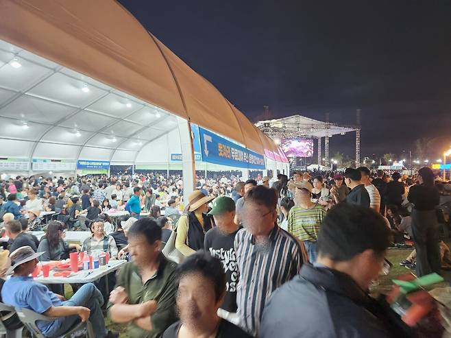 나주 영산강축제장 내 '영산강 미식관'과 푸드트럭은 다채로운 메뉴와 먹거리로 방문객들의 입맛을 사로잡았다. 발 디딜 틈 없는 영산강 미식관 ⓒ시사저널 정성환