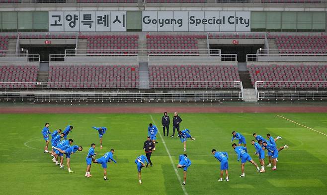 파라과이축구대표팀이 한국과 평가전을 하루 앞둔 13일 고양종합운동장에서 훈련을 하고 있다. 비야르 파라과이대표팀 단장은 한국전에서 북중미월드컵 대비 실전 경험을 쌓고 유망주들을 실험할 수 있다며 큰 의미를 부여했다. 고양│뉴시스