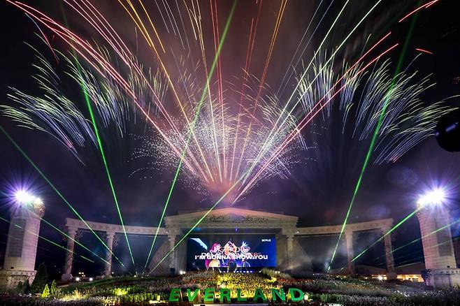 에버랜드 ‘케이팝 데몬 헌터스’ 싱어롱 불꽃쇼    사진제공 ｜ 에버랜드
