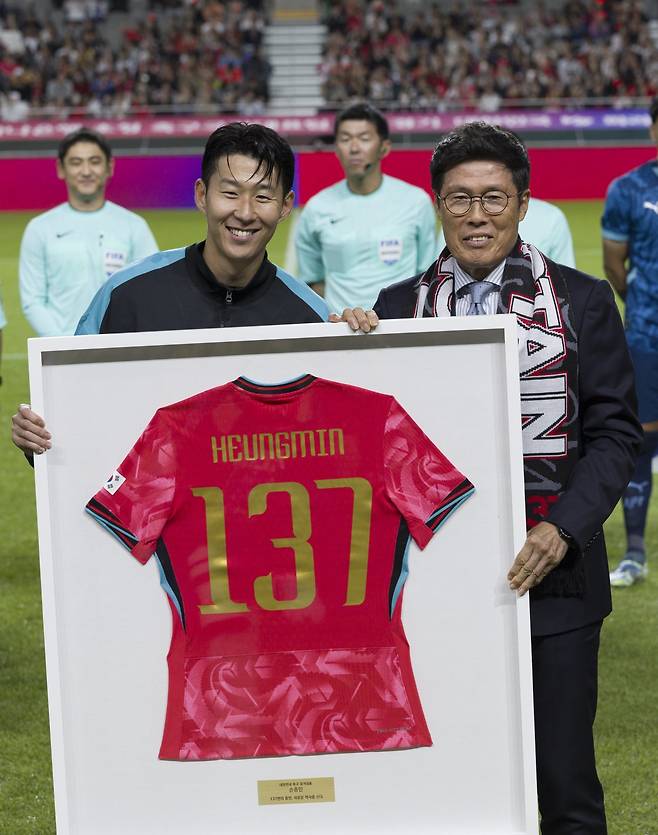 축구국가대표팀 주장 손흥민(왼쪽)이 14일 서울월드컵경기장에서 열린 파라과이전에 앞서 차범근 전 감독으로부터 ‘137’이 그려진 유니폼을 선물 받고 있다. 상암｜뉴시스