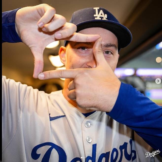 LA 다저스 블레이크 스넬이 14일 NLCS 1차전 호투로 승리를 이끈 뒤 손흥민의 찰칵 세리머니를 하고 있다. 다저스 SNS