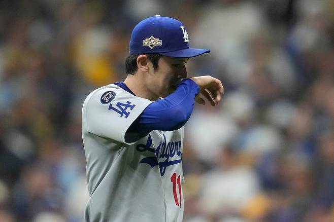 LA 다저스 사사키 로키가 14일 NLCS 1차전에서 2-0으로 앞선 9회초 등판해 손으로 얼굴을 가리고 있다. AP연합뉴스