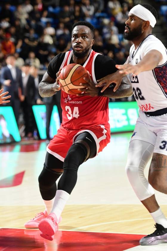 자밀 워니(왼쪽)가 13일 오후 7시 서울 잠실학생체육관에서 열린 2025~2026시즌 LG전자 프로농구 정규리그 중 에르난데스를 상대로 돌파를 시도하고 있다. /사진=KBL 제공