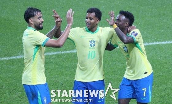 루카스 파케타(웨스트햄 유나이티드), 호드리구(가운데), 비니시우스 주니오르(이상 레알 마드리드)가 대한민국 국가대표팀을 상대로 득점 후 함께 기뻐하고 있다. /사진=김진경 대기자