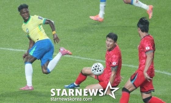 지난 10일 서울월드컵경기장에서 열린 대한민국 국가대표팀과 브라질의 경기 중 비니시우스 주니오르(왼쪽)가 힐킥을 시도하고 있다. /사진=김진경 대기자