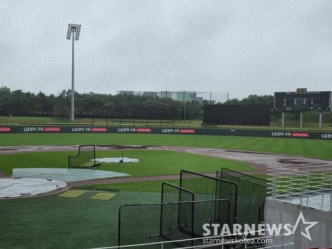 13일 비가 내리는 이천 LG 챔피언스파크. 많은 비로 인해 이날 열릴 예정이었던 LG 자체 청백전이 취소됐다. /사진=김동윤 기자