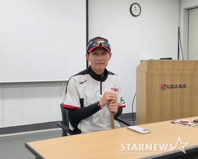 LG 염경엽 감독이 13일 LG 챔피언스 파크에서 열릴 예정이었던 2025 한국시리즈 대비 청백전이 취소된 후 취재진과 인터뷰하고 있다. /사진=김동윤 기자