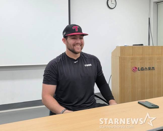 LG 외국인 타자 오스틴 딘이 13일 LG 챔피언스 파크에서 열릴 예정이었던 2025 한국시리즈 대비 청백전이 취소된 후 취재진과 인터뷰하고 있다. /사진=김동윤 기자