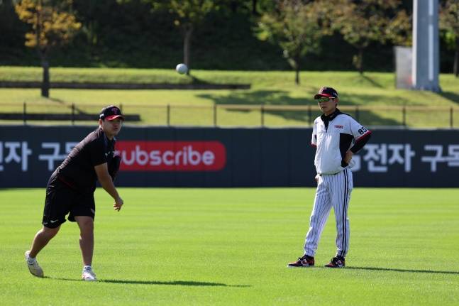 LG 염경엽 감독(오른쪽)이 이천 LG 챔피언스파크에서 2025 한국시리즈 대비 합숙 훈련에서 장현식을 지켜보고 있다. /사진=LG 트윈스 제공