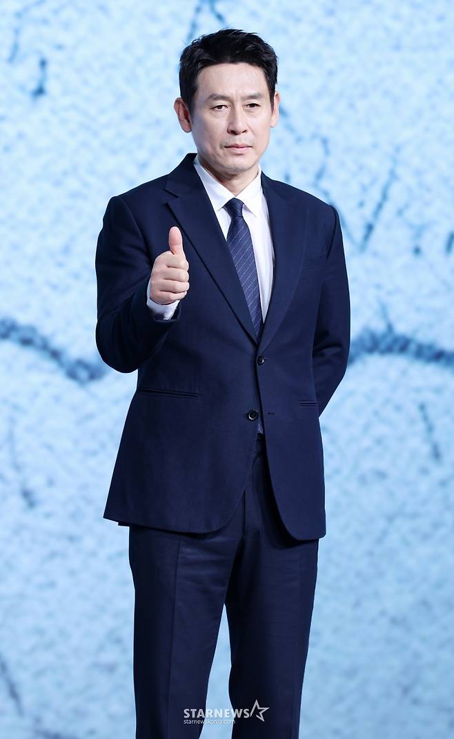 배우 설경구가 14일 서울 종로구 JW 메리어트 동대문 스퀘어에서 진행된 넷플릭스 영화 '굿뉴스' 제작보고회에 참석해 포즈를 취하고 있다. /2025.10.14 /사진=김휘선 hwijpg@