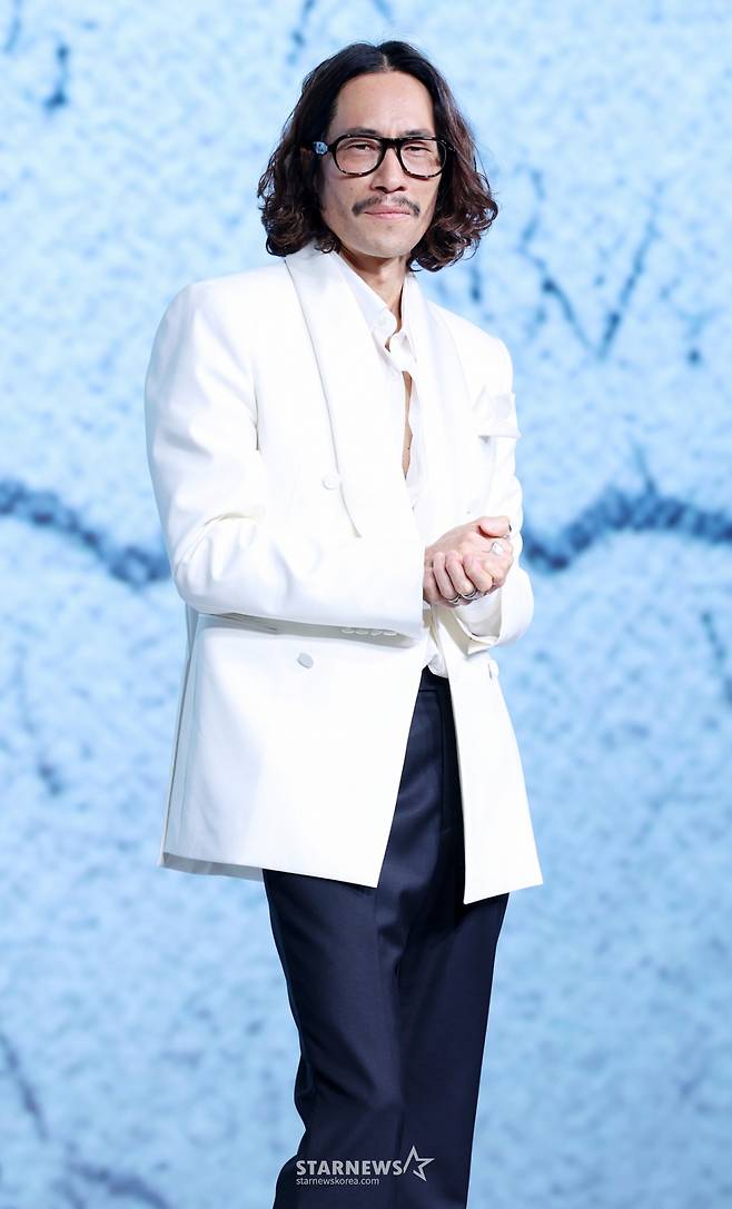 배우 류승범이 14일 서울 종로구 JW 메리어트 동대문 스퀘어에서 진행된 넷플릭스 영화 '굿뉴스' 제작보고회에 참석해 포즈를 취하고 있다. /2025.10.14 /사진=김휘선 hwijpg@