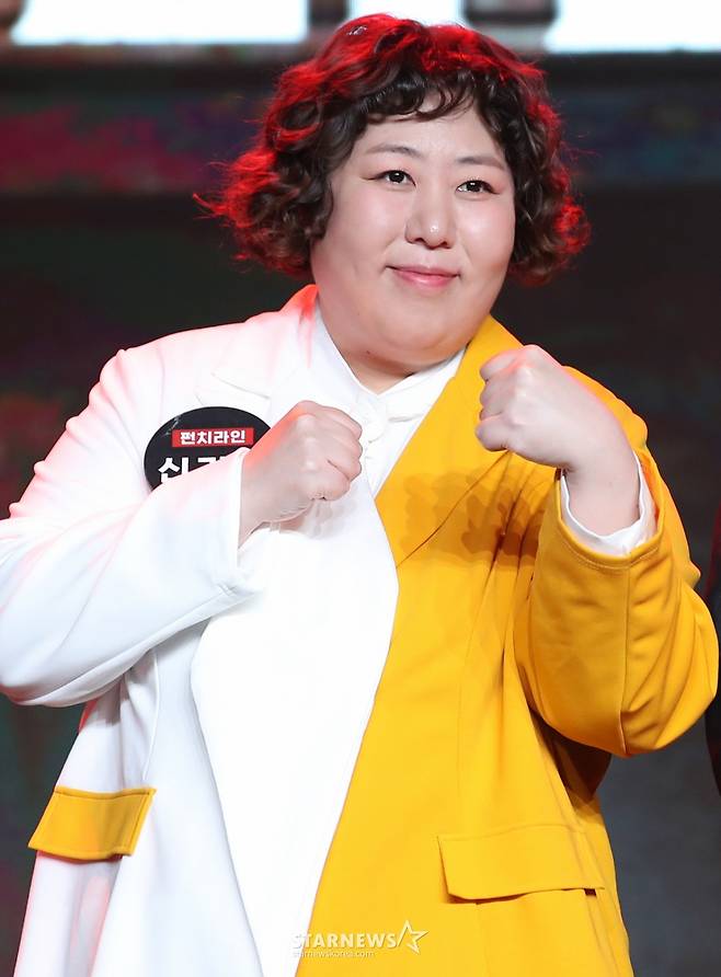 (서울=뉴스1) 권현진 기자 = 개그우먼 신기루가 2014년 10월 14일 서울 중구 브이스페이스에서 열린 넷플릭스 예능 '코미디 리벤지' 제작발표회에서 포즈를 취하고 있다.  '코미디 리벤지'는 지난해 '코미디 로얄'에서 승리한 이경규 팀이 우승 혜택이었던 넷플릭스 단독쇼 대신 새롭게 판을 벌인 코미디 컴피티션이다. 2024.10.14/뉴스1  Copyright (C) 뉴스1. All rights reserved. 무단 전재 및 재배포,  AI학습 이용 금지. /사진=(서울=뉴스1) 권현진 기자