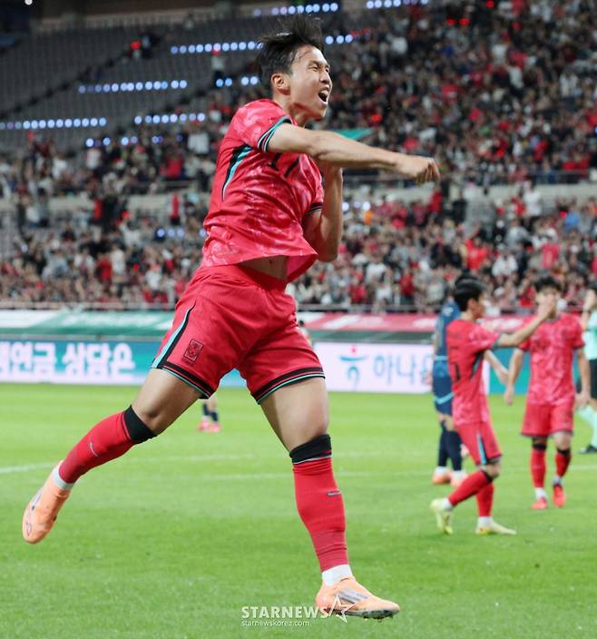 한국 축구 국가대표팀이 14일 서울월드컵경기장에서 파라과이 대표팀과 친선경기를 벌였다.  엄지성이 오른발 슈팅으로 첫 골을 터뜨린 후 환호하고 있다. /사진=김진경 대기자
