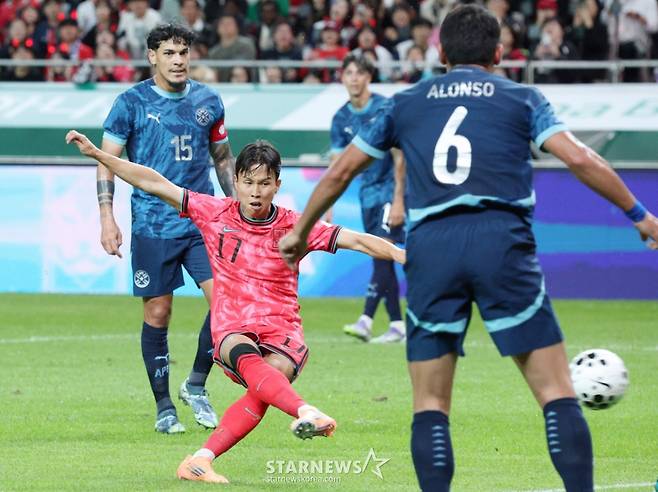 한국 축구 국가대표팀이 14일 서울월드컵경기장에서 파라과이 대표팀과 친선경기를 벌였다. 엄지성이 오른발 슈팅으로 첫 골을 터뜨리고 있다. /사진=김진경 대기자