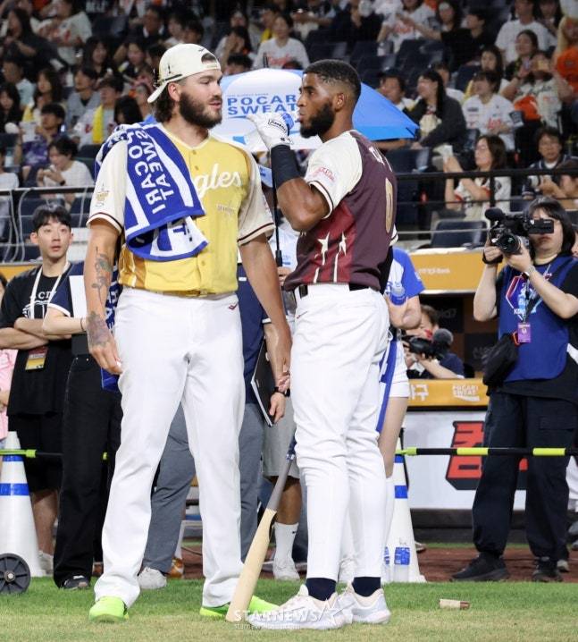 한화 코디 폰세(왼쪽)와 삼성 르윈 디아즈. /사진=강영조 선임기자