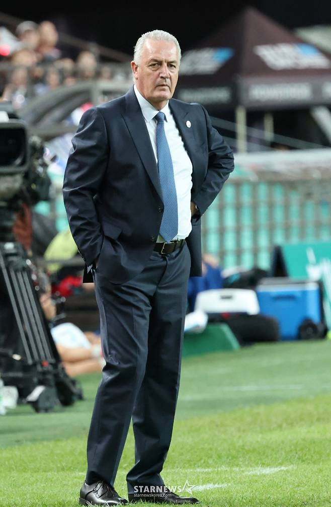 한국 축구 국가대표팀이 14일 서울월드컵경기장에서 파라과이 대표팀과 친선경기를 벌였다.  파라과이 알파로 감독이 마뜩잖은 표정으로 경기를 바라보고 있다. /사진=김진경 대기자