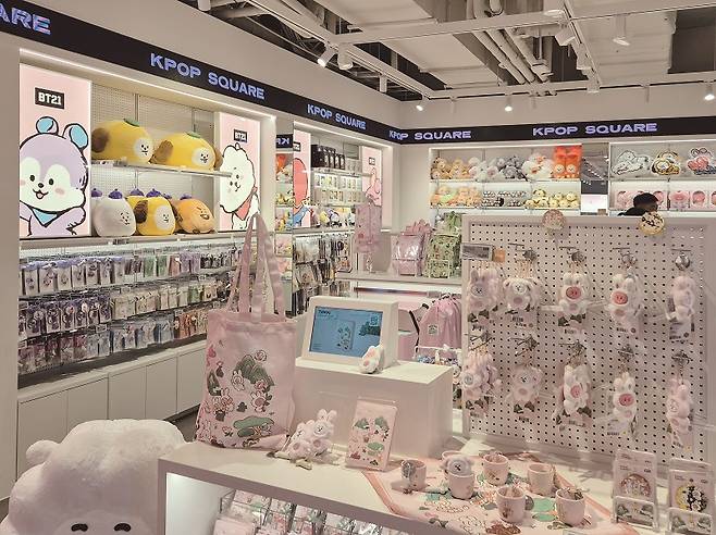 캐릭터를 기반으로 출시하는 인형 굿즈가 K-팝 팬들 사이에서 인기를 끌고 있다.[사진 | 더스쿠프 포토]