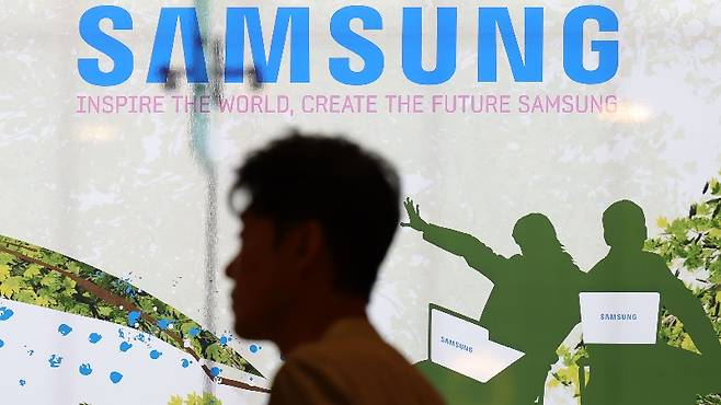 삼성전자가 올해 3분기 영업이익이 12조1000억원을 기록했다고 밝혔다.[사진｜뉴시스]