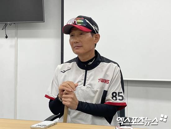 염경엽 LG 트윈스 감독이 13일 이천 LG챔피언스파크에서 진행된 한국시리즈 대비 훈련을 마치고 취재진과 인터뷰에 응하고 있다. 엑스포츠뉴스 이천, 김유민 기자