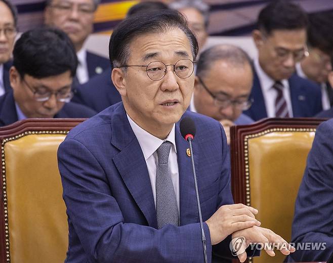 질의에 답하는 김윤덕 국토부 장관 (서울=연합뉴스) 황광모 기자 = 김윤덕 국토교통부 장관이 13일 국회에서 열린 2025년도 국토교통위원회 국정감사에 출석해 의원 질의에 답하고 있다. 2025.10.13 hkmpooh@yna.co.kr