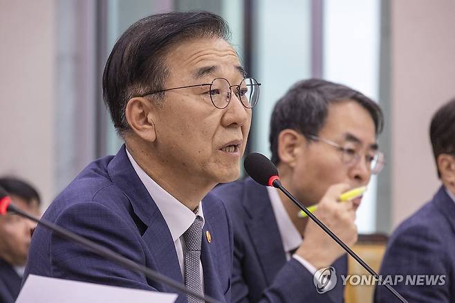 의원 질의에 답하는 김윤덕 국토부 장관 (서울=연합뉴스) 황광모 기자 = 김윤덕 국토교통부 장관이 13일 국회에서 열린 2025년도 국토교통위원회 국정감사에 출석해 의원 질의에 답하고 있다. 2025.10.13 hkmpooh@yna.co.kr