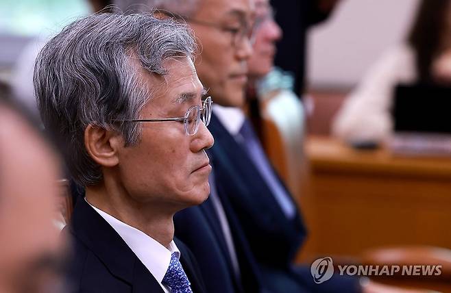 여야 공방 속 눈감은 조희대 대법원장 (서울=연합뉴스) 홍해인 기자 = 조희대 대법원장이 13일 국회에서 열린 법제사법위원회 국정감사에 출석해 여야 의원들의 설전을 지켜보다 눈을 감고 있다. 2025.10.13 hihong@yna.co.kr