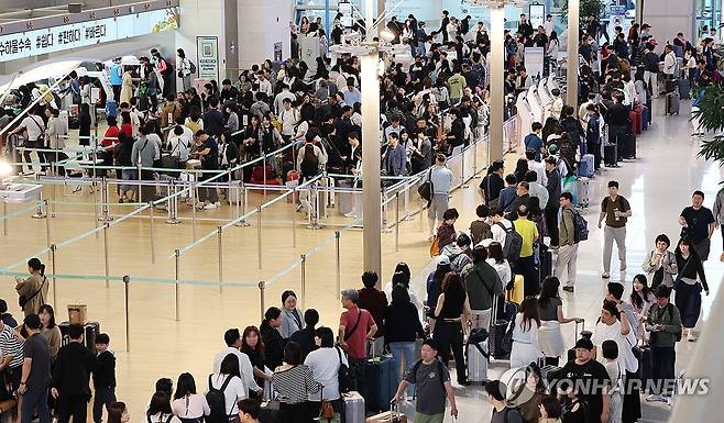 연휴 첫 날, 북적이는 인천공항 (영종도=연합뉴스) 이진욱 기자 = 추석 연휴 첫 날인 3일 인천국제공항 제1여객터미널에서 여행객들이 탑승 수속을 위해 줄을 서고 있다. 2025.10.3 cityboy@yna.co.kr