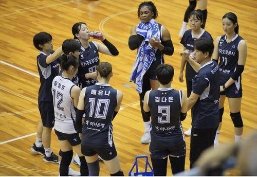 한국도로공사 선수단. 뒤쪽 중앙 왼쪽이 강소휘, 오른쪽이 모마 [한국도로공사 배구단 제공. 재판매 및 DB 금지]