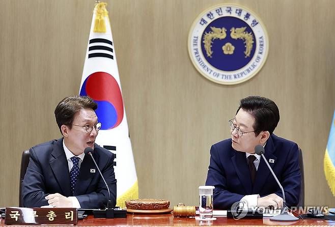 총리 발언 경청하는 이재명 대통령 (서울=연합뉴스) 김도훈 기자 = 이재명 대통령이 14일 서울 용산 대통령실 청사에서 열린 국무회의에서 김민석 국무총리의 발언을 경청하고 있다. 2025.10.14 [대통령실통신사진기자단] superdoo82@yna.co.kr