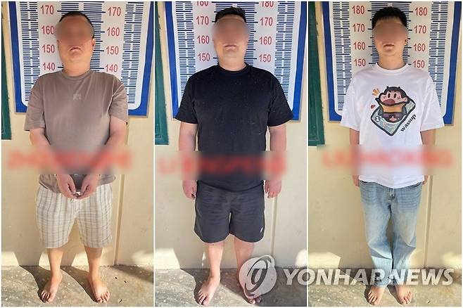 캄보디아 검찰에 기소된 한국인 대학생 살해 혐의 중국인 3명 (서울=연합뉴스) '온라인 스캠' 범죄조직과 전쟁에 나선 캄보디아 당국 합동단속반이 지난 8월 캄폿주에서 펼친 단속 작전에서 체포한 중국인들을 현지 크메르타임스가 보도했다. 이들 중국인 3명은 지난 8월 한국인 대학생이 캄보디아에서 고문당한 뒤 숨진 사건을 수사한 현지 검찰에 의해 살인 혐의로 재판에 넘겨졌다. 11일(현지시간) 캄보디아 국영 AKP 통신에 따르면 전날 캄보디아 깜폿지방검찰청은 살인과 사기 혐의로 A(35)씨 등 30∼40대 중국인 3명을 구속기소 했다. 이들은 지난 8월 캄보디아 깜폿주 보꼬산 인근에서 20대 한국인 대학생 B씨를 살해한 혐의를 받고 있다. 2025.10.12 [크메르타임스 홈페이지 캡처. 재판매 및 DB 금지] photo@yna.co.kr