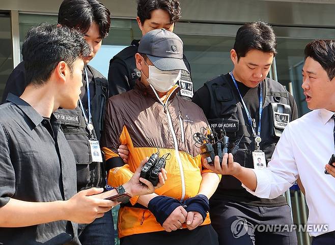 사제총기로 아들 살해한 60대 검찰 송치 (인천=연합뉴스) 임순석 기자 = 인천 송도에서 사제 총기로 아들을 살해한 60대 남성 A씨가 30일 인천 논현경찰서 유치장에서 검찰로 송치되고 있다. 
    A씨는 지난 20일 인천 송도동 모 아파트에서 사제 총기를 발사해 아들 B(33)씨를 살해하고 서울 자택에 인화성 물질과 발화 타이머를 설치한 혐의를 받고 있다. 2025.7.30 soonseok02@yna.co.kr